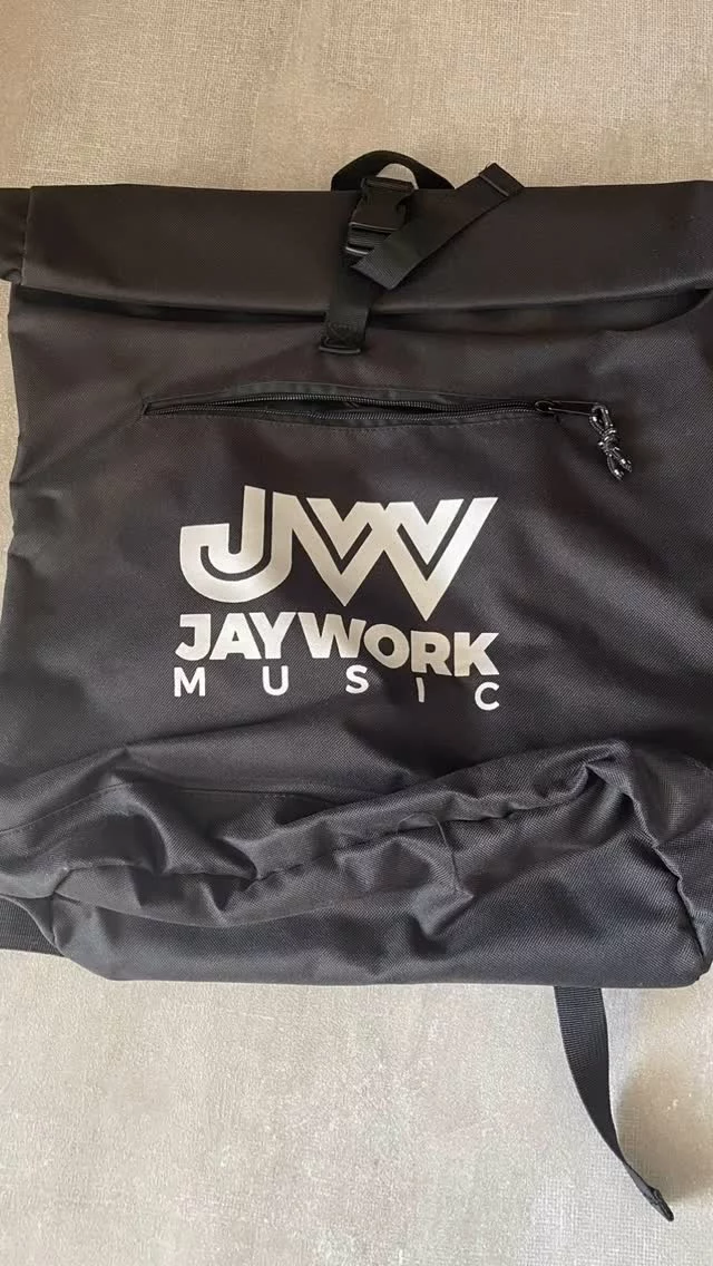 Jaywork Music Official Backpack Finally available, the official Jaywork Music backpack, the perfect companion for your DJ sets! Designed to be both functional and stylish, this backpack is ideal for carrying all your essential gear for your performances, with style and comfort. Key Features: Spacious and organized, with multiple compartments to store your equipment. High-quality materials to ensure durability and resistance. Elegant and modern design, perfect for any occasion. Available in three colors, you can choose the one that best suits your style. Don’t miss the opportunity to purchase the official Jaywork Music backpack for just 19.90 euros! Add a touch of professionalism and style to your DJ sets with the official Jaywork Music backpack. Buy it now and get ready to make a difference! Finalmente disponibile lo zaino ufficiale di Jaywork Music, il compagno perfetto per i tuoi DJ set! Progettato per essere funzionale e alla moda, questo zaino è ideale per trasportare tutto il necessario per le tue performance, con stile e comodità. Caratteristiche principali: Spazioso e organizzato, con diversi scomparti per riporre il tuo equipaggiamento. Materiali di alta qualità per garantire durata e resistenza. Design elegante e moderno, perfetto per ogni occasione. Disponibile in tre colori, potrai scegliere quello che meglio si adatta al tuo stile. Non perdere l’opportunità di acquistare lo zaino ufficiale Jaywork Music a soli 19,90 euro! Aggiungi un tocco di professionalità e stile ai tuoi DJ set con lo zaino ufficiale Jaywork Music. Acquistalo ora e preparati a fare la differenza!